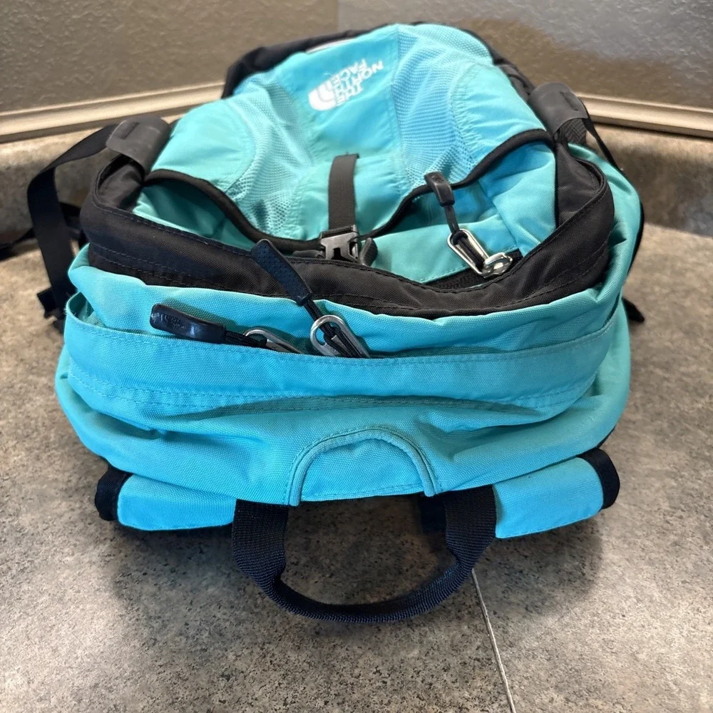 North Face Recon Women's Backpack School Work Hiking Padded Back Very Good Cond.